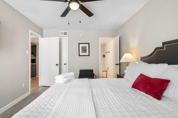 Modern Comfort Near Buffalo Bayou & The Galleria | Prime Location