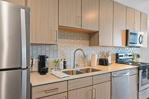Modern Stay Walkable to King St - Private Balcony