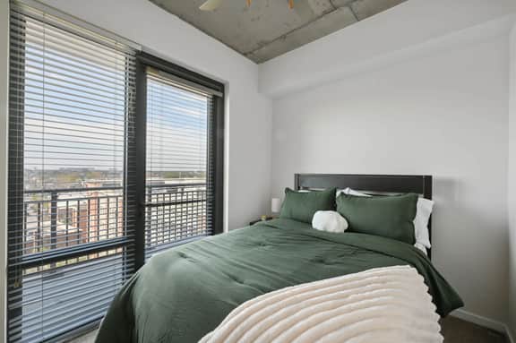Modern Stay Walkable to King St - Private Balcony