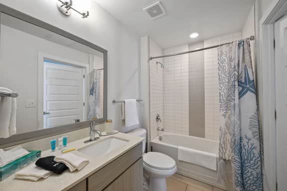 Modern Stay Walkable to King St - Private Balcony