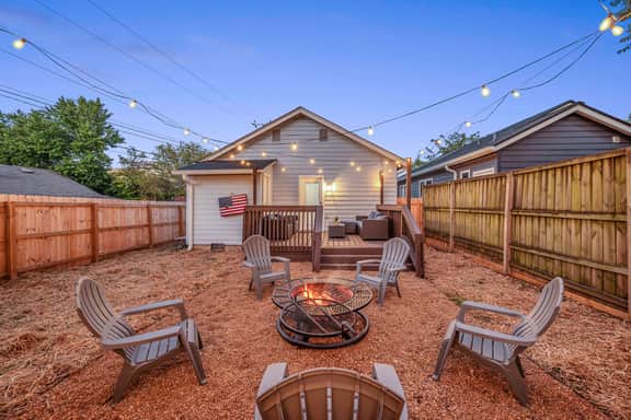 Modern and Cozy Bungalow Near City Center