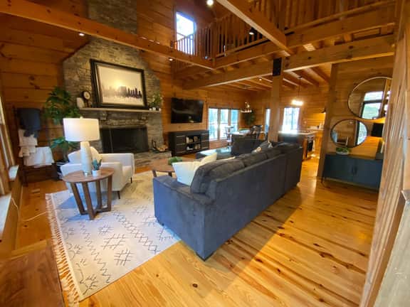 Spacious & Luxurious Lakefront Cabin - Sleeps 8!