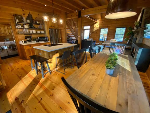 Spacious & Luxurious Lakefront Cabin - Sleeps 8!