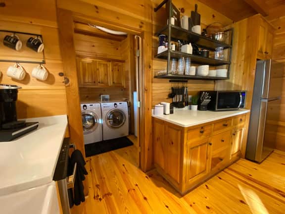 Spacious & Luxurious Lakefront Cabin - Sleeps 8!