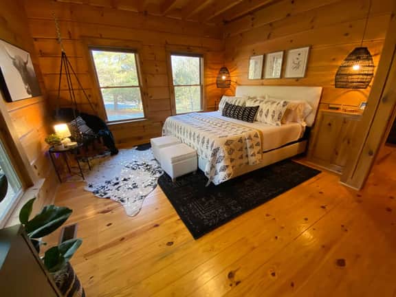 Spacious & Luxurious Lakefront Cabin - Sleeps 8!