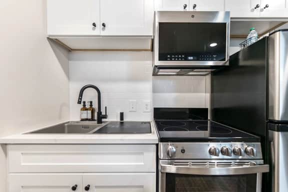 Spacious Otis & Etta Inspired Stay - Sleeps 6!