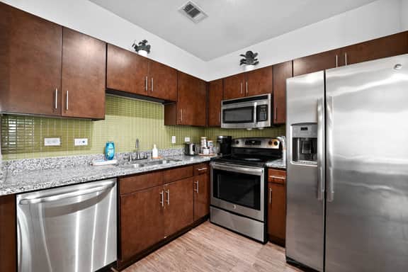 Spacious Stay - Walk to UT+DKR Stadium - Sleeps 6