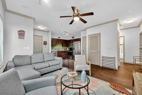 Spacious Stay - Walk to UT+DKR Stadium - Sleeps 6