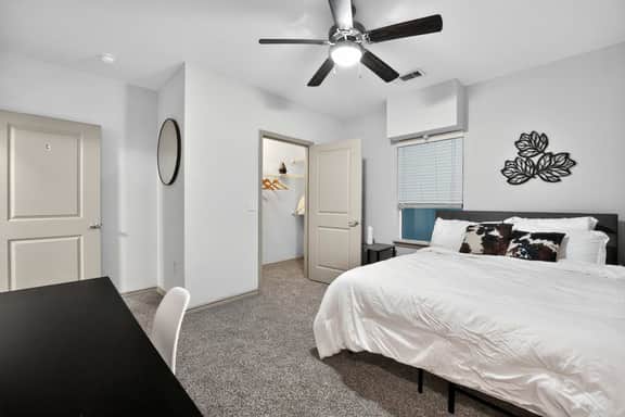 Spacious Stay - Walk to UT+DKR Stadium - Sleeps 6