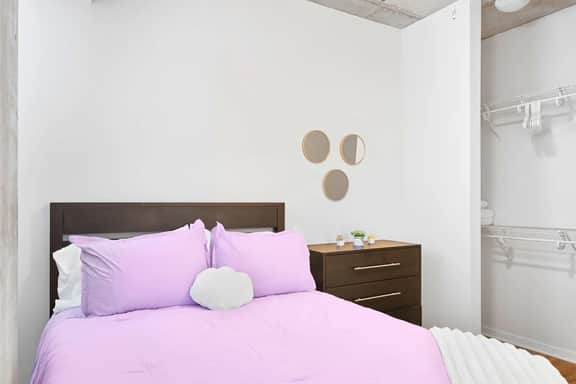 Walkable Downtown Stay - Balcony, Pool & Gym