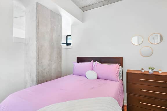 Walkable Downtown Stay - Balcony, Pool & Gym