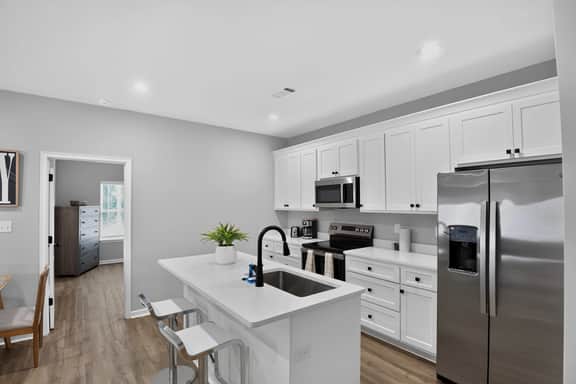 Spacious Oxford Retreats with Garage & Pool - Image 3
