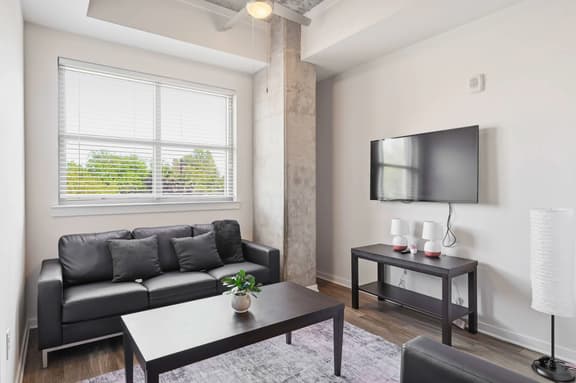 Downtown Living Near King St - Pool & Gym Access
