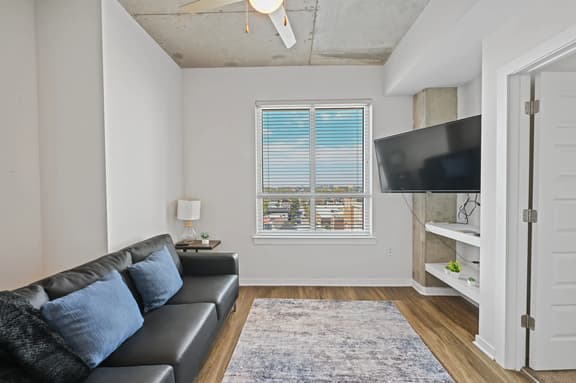 Modern Stay Walkable to King St - Private Balcony