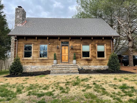 Spacious & Luxurious Lakefront Cabin - Sleeps 8!