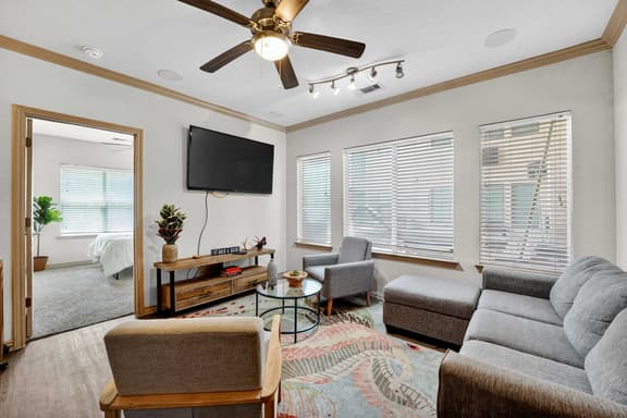 Spacious Stay - Walk to UT+DKR Stadium - Sleeps 6