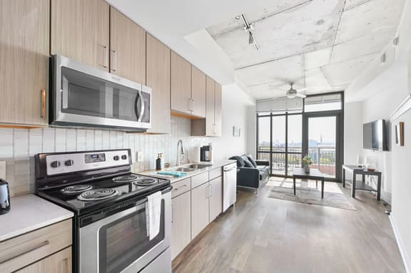 Walkable Downtown Stay - Balcony, Pool & Gym