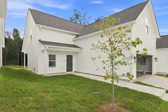Spacious Oxford Retreats with Garage & Pool - Image 1